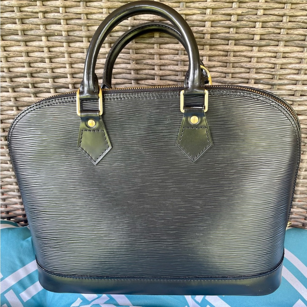 Authentic LV Epi Alma